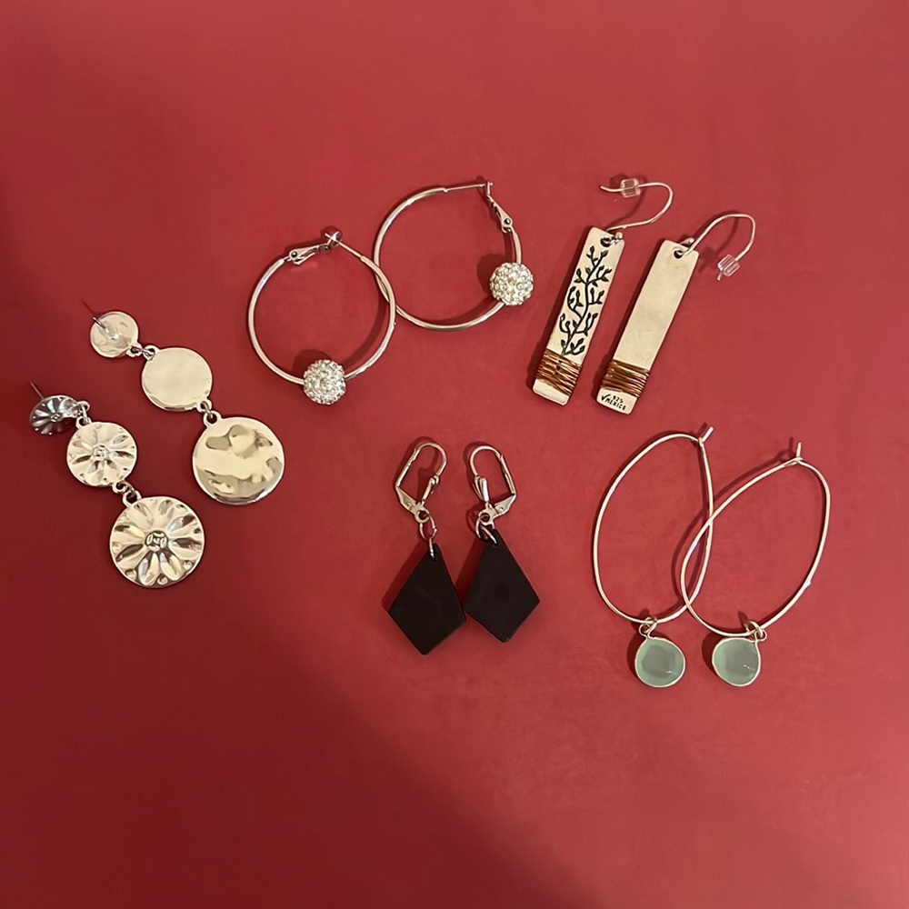 EARRINGS. ( 5 PAIRS)